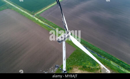 Photo aérienne montre l'éolienne endommagée par la foudre en Doddington,Paris le 30 mai 2006. Un 89m (292ft) wind turbine a pris feu après les tempêtes frappé Cambridgeshire au lendemain. Les pompiers ont été appelés à l'incendie en haut de l'éolienne en Benwick Road, Doddington, à environ 07:50 CEST. Certaines parties ont été rompues, avec des débris éparpillés dans la région, mais il n'y a pas de danger pour le public, le service d'incendie déclaré. Résidents ont signalé le tonnerre et la foudre du jour au lendemain. La cause de l'incendie n'est pas encore connu. Banque D'Images