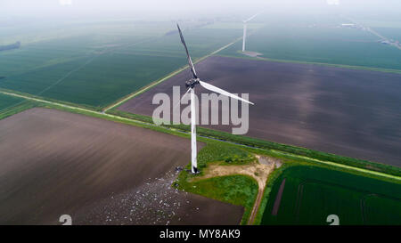 Photo aérienne montre l'éolienne endommagée par la foudre en Doddington,Paris le 30 mai 2006. Un 89m (292ft) wind turbine a pris feu après les tempêtes frappé Cambridgeshire au lendemain. Les pompiers ont été appelés à l'incendie en haut de l'éolienne en Benwick Road, Doddington, à environ 07:50 CEST. Certaines parties ont été rompues, avec des débris éparpillés dans la région, mais il n'y a pas de danger pour le public, le service d'incendie déclaré. Résidents ont signalé le tonnerre et la foudre du jour au lendemain. La cause de l'incendie n'est pas encore connu. Banque D'Images