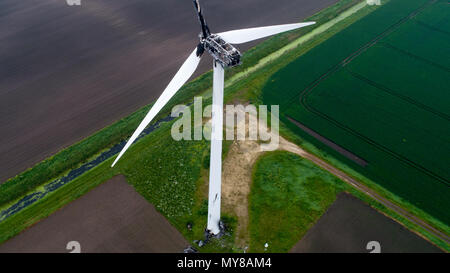 Photo aérienne montre l'éolienne endommagée par la foudre en Doddington,Paris le 30 mai 2006. Un 89m (292ft) wind turbine a pris feu après les tempêtes frappé Cambridgeshire au lendemain. Les pompiers ont été appelés à l'incendie en haut de l'éolienne en Benwick Road, Doddington, à environ 07:50 CEST. Certaines parties ont été rompues, avec des débris éparpillés dans la région, mais il n'y a pas de danger pour le public, le service d'incendie déclaré. Résidents ont signalé le tonnerre et la foudre du jour au lendemain. La cause de l'incendie n'est pas encore connu. Banque D'Images