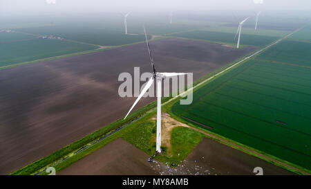 Photo aérienne montre l'éolienne endommagée par la foudre en Doddington,Paris le 30 mai 2006. Un 89m (292ft) wind turbine a pris feu après les tempêtes frappé Cambridgeshire au lendemain. Les pompiers ont été appelés à l'incendie en haut de l'éolienne en Benwick Road, Doddington, à environ 07:50 CEST. Certaines parties ont été rompues, avec des débris éparpillés dans la région, mais il n'y a pas de danger pour le public, le service d'incendie déclaré. Résidents ont signalé le tonnerre et la foudre du jour au lendemain. La cause de l'incendie n'est pas encore connu. Banque D'Images