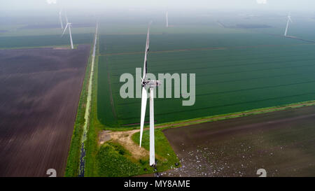 Photo aérienne montre l'éolienne endommagée par la foudre en Doddington,Paris le 30 mai 2006. Un 89m (292ft) wind turbine a pris feu après les tempêtes frappé Cambridgeshire au lendemain. Les pompiers ont été appelés à l'incendie en haut de l'éolienne en Benwick Road, Doddington, à environ 07:50 CEST. Certaines parties ont été rompues, avec des débris éparpillés dans la région, mais il n'y a pas de danger pour le public, le service d'incendie déclaré. Résidents ont signalé le tonnerre et la foudre du jour au lendemain. La cause de l'incendie n'est pas encore connu. Banque D'Images