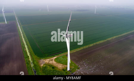 Photo aérienne montre l'éolienne endommagée par la foudre en Doddington,Paris le 30 mai 2006. Un 89m (292ft) wind turbine a pris feu après les tempêtes frappé Cambridgeshire au lendemain. Les pompiers ont été appelés à l'incendie en haut de l'éolienne en Benwick Road, Doddington, à environ 07:50 CEST. Certaines parties ont été rompues, avec des débris éparpillés dans la région, mais il n'y a pas de danger pour le public, le service d'incendie déclaré. Résidents ont signalé le tonnerre et la foudre du jour au lendemain. La cause de l'incendie n'est pas encore connu. Banque D'Images