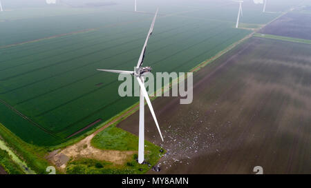 Photo aérienne montre l'éolienne endommagée par la foudre en Doddington,Paris le 30 mai 2006. Un 89m (292ft) wind turbine a pris feu après les tempêtes frappé Cambridgeshire au lendemain. Les pompiers ont été appelés à l'incendie en haut de l'éolienne en Benwick Road, Doddington, à environ 07:50 CEST. Certaines parties ont été rompues, avec des débris éparpillés dans la région, mais il n'y a pas de danger pour le public, le service d'incendie déclaré. Résidents ont signalé le tonnerre et la foudre du jour au lendemain. La cause de l'incendie n'est pas encore connu. Banque D'Images