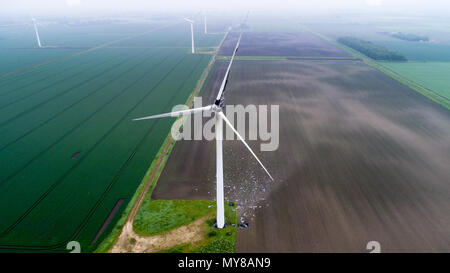 Photo aérienne montre l'éolienne endommagée par la foudre en Doddington,Paris le 30 mai 2006. Un 89m (292ft) wind turbine a pris feu après les tempêtes frappé Cambridgeshire au lendemain. Les pompiers ont été appelés à l'incendie en haut de l'éolienne en Benwick Road, Doddington, à environ 07:50 CEST. Certaines parties ont été rompues, avec des débris éparpillés dans la région, mais il n'y a pas de danger pour le public, le service d'incendie déclaré. Résidents ont signalé le tonnerre et la foudre du jour au lendemain. La cause de l'incendie n'est pas encore connu. Banque D'Images