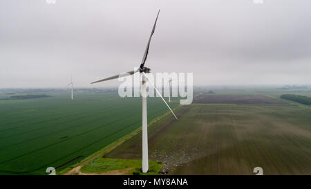 Photo aérienne montre l'éolienne endommagée par la foudre en Doddington,Paris le 30 mai 2006. Un 89m (292ft) wind turbine a pris feu après les tempêtes frappé Cambridgeshire au lendemain. Les pompiers ont été appelés à l'incendie en haut de l'éolienne en Benwick Road, Doddington, à environ 07:50 CEST. Certaines parties ont été rompues, avec des débris éparpillés dans la région, mais il n'y a pas de danger pour le public, le service d'incendie déclaré. Résidents ont signalé le tonnerre et la foudre du jour au lendemain. La cause de l'incendie n'est pas encore connu. Banque D'Images