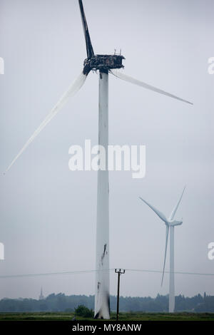 Photo aérienne montre l'éolienne endommagée par la foudre en Doddington,Paris le 30 mai 2006. Un 89m (292ft) wind turbine a pris feu après les tempêtes frappé Cambridgeshire au lendemain. Les pompiers ont été appelés à l'incendie en haut de l'éolienne en Benwick Road, Doddington, à environ 07:50 CEST. Certaines parties ont été rompues, avec des débris éparpillés dans la région, mais il n'y a pas de danger pour le public, le service d'incendie déclaré. Résidents ont signalé le tonnerre et la foudre du jour au lendemain. La cause de l'incendie n'est pas encore connu. Banque D'Images