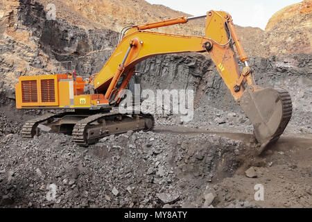 Creuser à la pelle et rock riche minerai de le charger sur les camions à benne pour traitement rock Banque D'Images