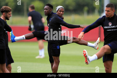 L'Angleterre Ashley Young (deuxième à droite) et Danny Welback (deuxième à gauche) lors de la session de formation à St George's Park, Burton. Banque D'Images