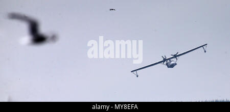 Une guerre mondiale deux Consolidated PBY Catalina flibot est visible sur l'affichage public à l'occasion du 100e anniversaire de la RAF sur Lower Lough Erne (photo prise le samedi 2 juin, 2018), près de la comté de Fermanagh, en Irlande du Nord. Bateaux de vol décollerait de Lough Erne en plein jour et des patrouilles de voler au-dessus de l'océan Atlantique à la frontière, une route qui est devenu connu sous le nom de couloir. Donegal Il s'agissait d'un accord secret avec la République d'Irlande qui a accueilli les avions de voler à travers l'espace aérien irlandais. Un rôle crucial lorsqu'un bateau volant basé à Lough Erne repéra le Bismarck comme il rendit en France. E Banque D'Images