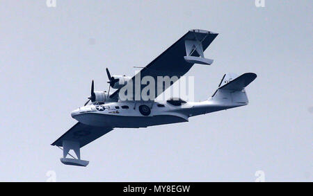 Une guerre mondiale deux Consolidated PBY Catalina flibot est visible sur l'affichage public à l'occasion du 100e anniversaire de la RAF sur Lower Lough Erne (photo prise le samedi 2 juin, 2018) le comté de Fermanagh, en Irlande du Nord. Bateaux de vol décollerait de Lough Erne en plein jour et des patrouilles de voler au-dessus de l'océan Atlantique à la frontière, une route qui est devenu connu sous le nom de couloir. Donegal Il s'agissait d'un accord secret avec la République d'Irlande qui a accueilli les avions de voler à travers l'espace aérien irlandais. Un rôle crucial lorsqu'un bateau volant basé à Lough Erne repéra le Bismarck comme il rendit en France. L'allemand Banque D'Images