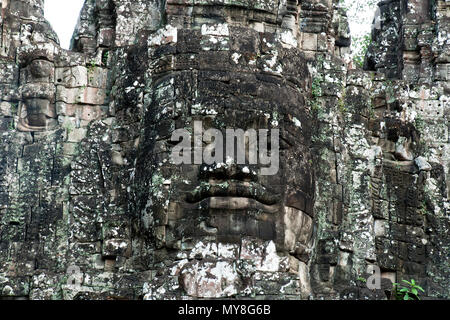 Siem Reap, Cambodge visage Anthropomorphe gravé dans la pierre porte nord d'Angkor Thom Banque D'Images