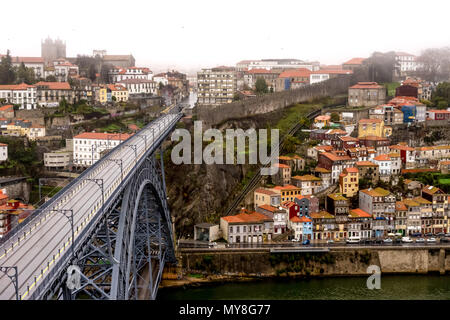 Déserté Ponte Dom Luis I bridge à Porto le jour brumeux, pluvieux Banque D'Images