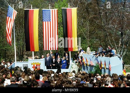 (L-R) : le chancelier allemand Helmut Kohl, sa femme Hannelore, du président américain Ronald Reagan et de la Première Dame Nancy Reagan au château de Hambach durant l'hymne national américain, le 6 mai 1985. Dans le monde d'utilisation | Banque D'Images