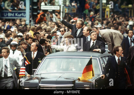 Le président américain Jimmy Carter (C haut, avec des bras), son épouse Rosalynn (ci-dessous), le maire de Berlin Ouest Dietrich Stobbe (R à côté de Carter) et le chancelier allemand Helmut Schmidt (R à côté de Stobbe) conduite par Berlin dans une voiture ouverte le 15 juillet 1978. Le président américain Jimmy Carter est arrivé dans l'après-midi du 15 juillet 1978 pour une visite de 4 heures à Berlin. Autour de 150 000 Berlinois Kurfürstendamm bordée de voir le président américain. Dans le monde d'utilisation | Banque D'Images