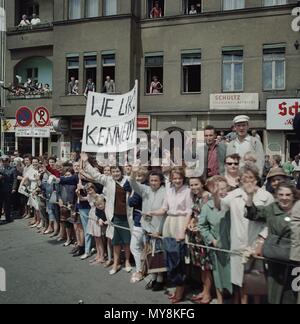 Jubilant personnes bordent les rues de Berlin au cours de président américain John F. Kennedy a visiter. Kennedy, qui sont restés dans la ville divisée sur le 26 juin 1963 pour sept heures et demie, dit la célèbre phrase "Ich bin ein Berliner' lors de son discours devant la mairie de Schöneberg. Dans le monde d'utilisation | Banque D'Images