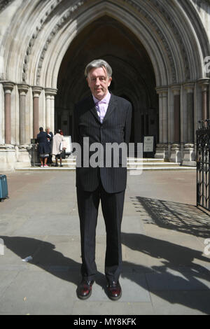 Paul Kohler arrive à la High court de Londres où deux juges entendront un contrôle judiciaire dans son combat juridique pour fermer plus de la moitié des postes de police de Londres. Banque D'Images