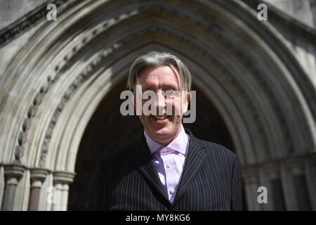 Paul Kohler arrive à la High court de Londres où deux juges entendront un contrôle judiciaire dans son combat juridique pour fermer plus de la moitié des postes de police de Londres. Banque D'Images