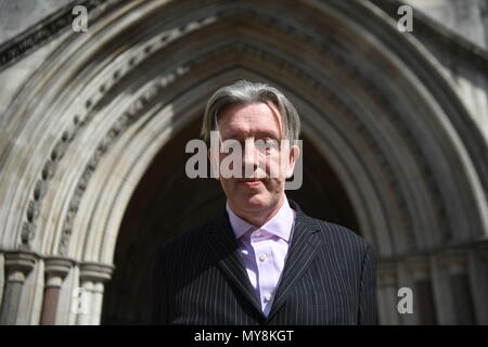 Paul Kohler arrive à la High court de Londres où deux juges entendront un contrôle judiciaire dans son combat juridique pour fermer plus de la moitié des postes de police de Londres. Banque D'Images