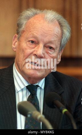 L'ancien Chancelier allemand Willy Brandt à Bonn, Allemagne, le 12 novembre 1990. Dans le monde d'utilisation | Banque D'Images