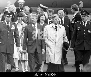 Après un accueil à l'aéroport Rhein Main dans la région de Frankfurt am Main le 15 juillet 1978 (avant l-r) : le général américain William John Evans, commandant des forces alliées de l'Europe centrale ; le président américain Jimmy Carter ; le chancelier allemand Helmut Schmidt et Generalleutnant (Lieutenant Général) Gerhard Limberg. Dans la deuxième rangée (l-r) : l'épouse du chancelier Schmidt Hannelore (Loki) Schmidt, et derrière elle, la secrétaire d'Etat Cyrus Vance, fille du président Carter Amy Carter, et son épouse Rosalynn Carter, le ministre allemand de la Défense, Hans Apel, et Premier Ministre de l'Hesse Holger Boerner. Le deuxième jour de sa visite d'état en Banque D'Images