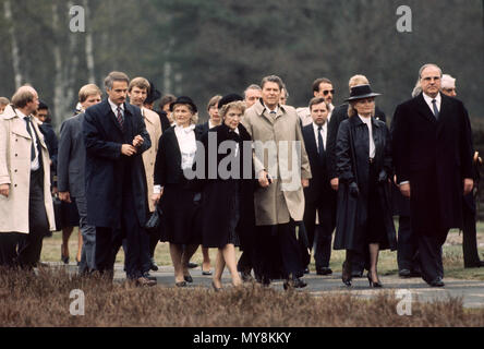 Du président américain Ronald Reagan (C) et son épouse, Nancy, et le chancelier allemand Helmut Kohl (r) et son épouse Hannelore sur leur façon de le Mémorial de Bergen-Belsen, le 05 mai 1985. Dans le monde d'utilisation | Banque D'Images