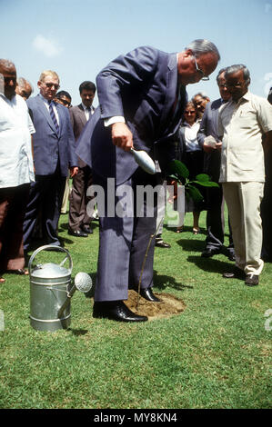 Helmut Kohl plante un arbre au tombeau du Mahatma Gandhi à New Delhi le 28 avril 1986. Dans le monde d'utilisation | Banque D'Images