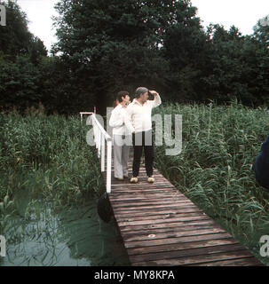 Le chancelier allemand Helmut Schmidt et son épouse Hannelore pendant leurs vacances sur une jetée au lac Brahmsee près de Langwedel, Allemagne, le 01 août 1974. Dans le monde d'utilisation | Banque D'Images