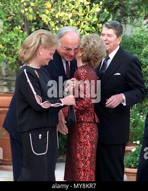 Hannelore et Helmut Kohl (L) sont accueillis par Nancy et Ronald Reagan à Los Angeles, USA, le 15 septembre 1991. Dans le monde d'utilisation | Banque D'Images