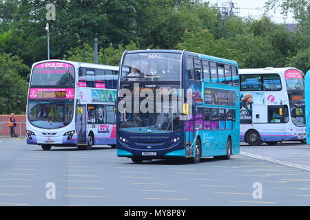 Arrivée et départ des bus de la gare routière de Leeds Banque D'Images