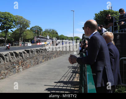 Le duc de Cambridge regarde les dernières étapes de la course Supersport TT 2 à l'île de Man TT au cours de sa visite à l'île. Banque D'Images