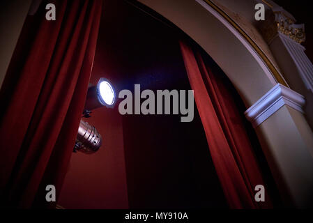 Arch avec rideaux et d'un projecteur lumineux Banque D'Images