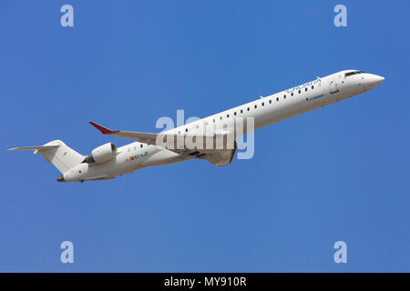 Barcelone, Espagne - 26 mai 2018 : Croatie Airlines Bombardier CRJ-1000 décollant de l'aéroport El Prat de Barcelone, Espagne. Banque D'Images