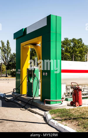 Pour l'installation de ravitaillement en gaz voiture dans une journée ensoleillée Banque D'Images