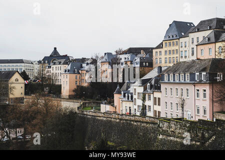 Une vue sur la vieille ville de La Ville de Luxembourg, à Luxembourg, avec ses maisons typiques avec des toits en ardoise noire Banque D'Images