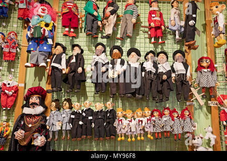 Marionnettes et autres jouets fabriqués localement pour les enfants à vendre à Ceske Hracky U Zlateho Iva à Prague, République tchèque. Banque D'Images