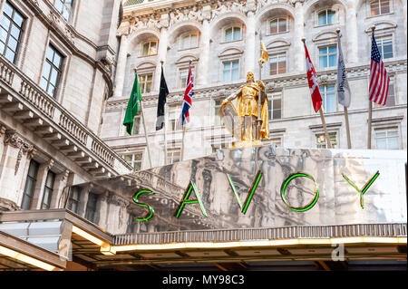 L'Hôtel Savoy sur le Strand, London, UK Banque D'Images