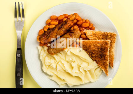 Saucisses de porc avec des haricots blancs et purée de pommes de terre et de pain grillé Banque D'Images