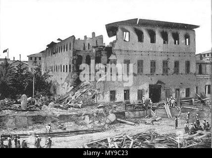 . Deutsch : Zerstörtes Gebäude nach dem Krieg im Angriff Britisch-Sansibarischen Français : palais et autres bâtiments détruits après l'attaque à la guerre Anglo-Zanzibar. À Stone Town, Zanzibar City. 中文 : 英桑战争中被英军炮轰的桑给巴尔后宫 . Richard Dorsey (1865-1915) Mohun 41 AngloZanzibarWar Banque D'Images