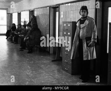 Chômeurs dans les couloirs de l'office de l'emploi de Gelsenkirchen, le 28 janvier 1977. Dans le monde d'utilisation | Banque D'Images