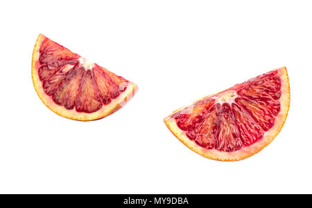 Deux tranches de sicilienne juteux orange isolé sur fond blanc Banque D'Images