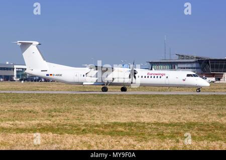 Stuttgart, Allemagne - 6 Avril, 2018 : Bombardier DHC-8-400 Eurowings avion à l'aéroport de Stuttgart (STR) en Allemagne. Dans le monde d'utilisation | Banque D'Images