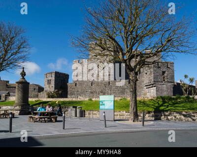 Castle Rushen construit initialement en 1265 centre de Castletown anciennement capitale de l'île de Man Tynewald site pf vu de Market Place Banque D'Images