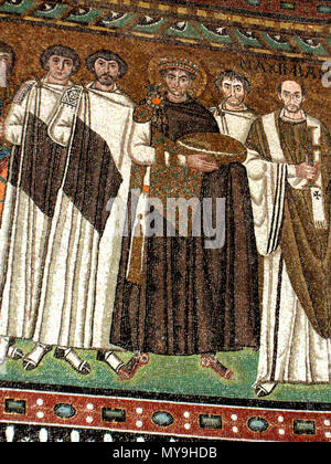 . Deutsch : Chormosaiken dans San Vitale à Ravenne, Szen : Justinien Kaiser und Bischof Maximianus und sein Hof English : Cour de l'empereur Justinien avec (à droite) l'archevêque Maximien (à gauche) et les fonctionnaires de justice et Garde Prétorienne ; Basilique de San Vitale à Ravenne, Italie. Italiano : Basilica di San Vitale, Ravenne a L'Imperatore Giustiniano J e il suo seguito. Dettaglio della decorazione un mosaico della Repubblica, compiuta entro il 547. . 5 avril 2006. 474 Georges Jansoone SanVitale19 Banque D'Images