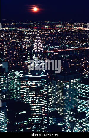 1986 Vue de l'ESB de lune sur le Chrysler Building, NYC, USA Banque D'Images