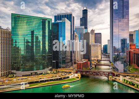 Chicago, Illinois, USA cityscape sur la rivière au crépuscule. Banque D'Images