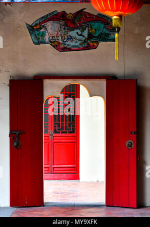 Une porte rouge oriental Banque D'Images