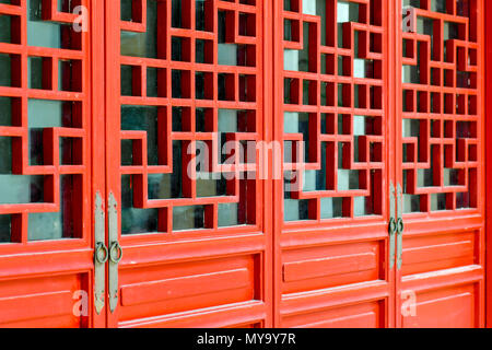 Une porte rouge oriental Banque D'Images