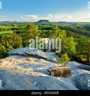 Vue depuis le belvédère, derrière le Gamrig rock Lilienstein et la forteresse Königstein, des montagnes de grès de l'Elbe Banque D'Images