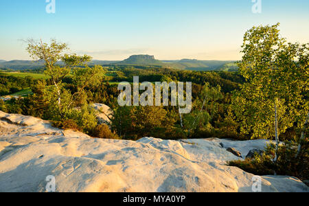 Vue depuis le belvédère, derrière le Gamrig rock Lilienstein et la forteresse Königstein, des montagnes de grès de l'Elbe Banque D'Images