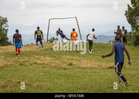 Les adolescents au match de football, Bwindi Impenetrable National Park, Uganda Banque D'Images